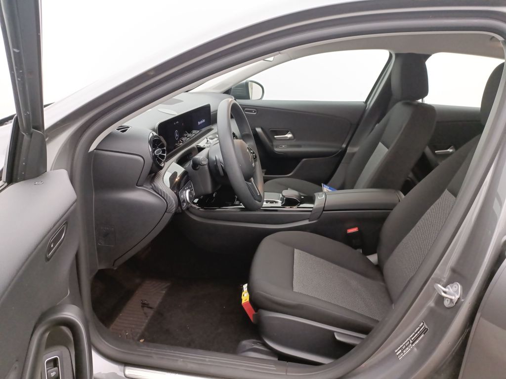 Mercedes-Benz A-Klasse Limousine A 180 d DCT 4d photo