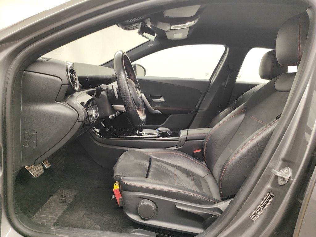 Mercedes-Benz A-Klasse Limousine A 180 d DCT Launch Edition 4d photo