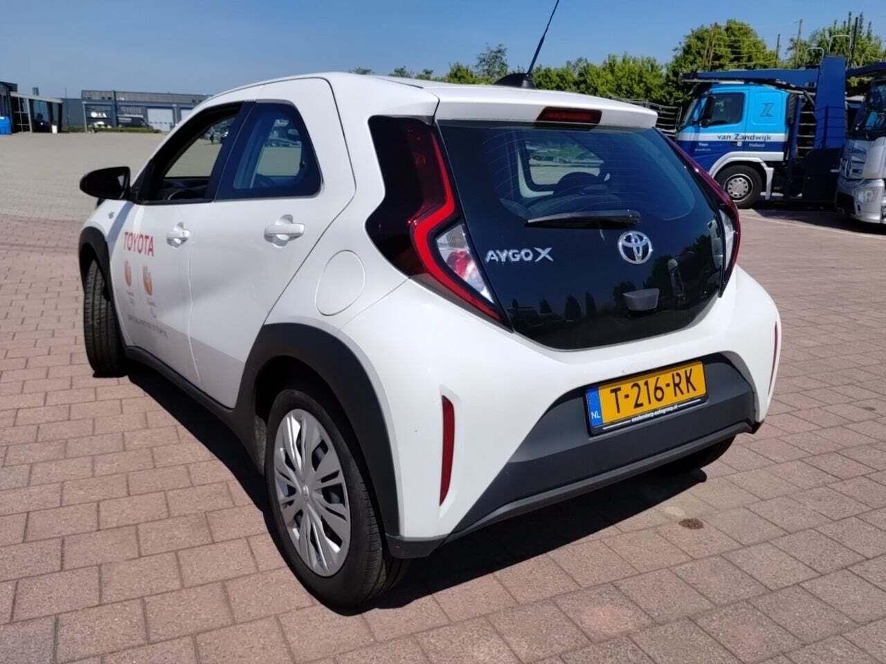 TOYOTA Aygo X 1.0 VVT-i MT Play photo