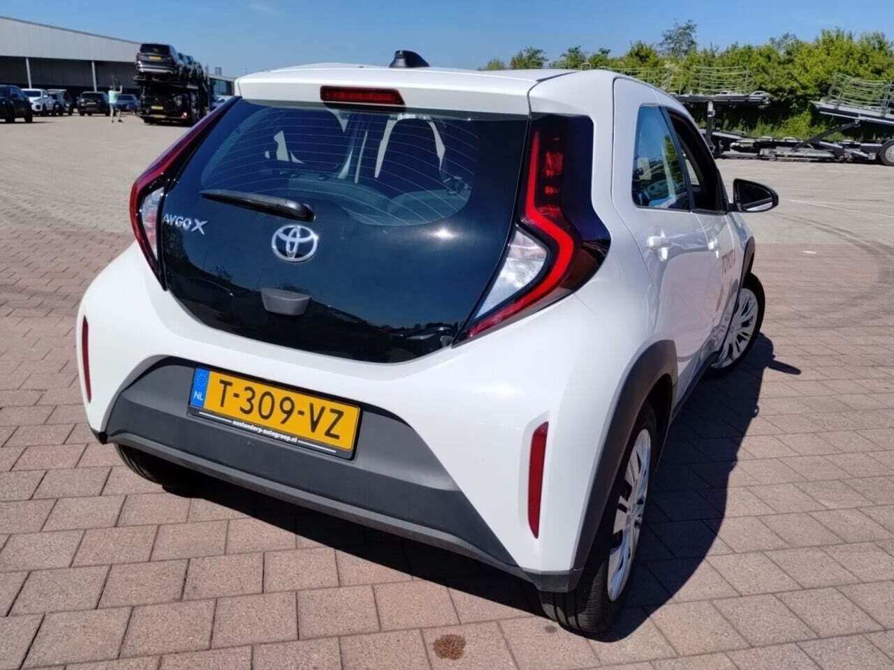TOYOTA Aygo X 1.0 VVT-i MT Play photo