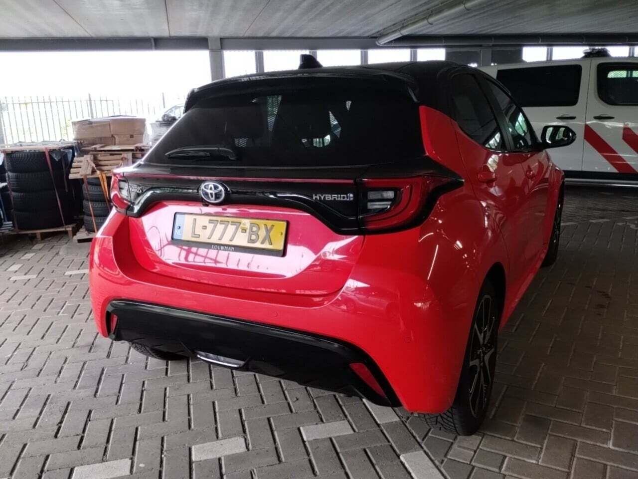 TOYOTA YARIS 1.5 Hybrid Launch Edition photo