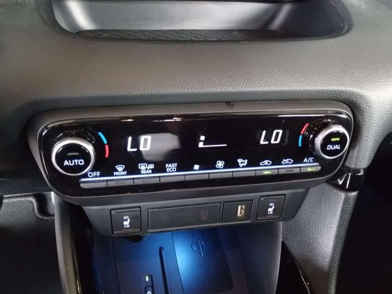 TOYOTA YARIS 1.5 Hybrid Launch Edition photo
