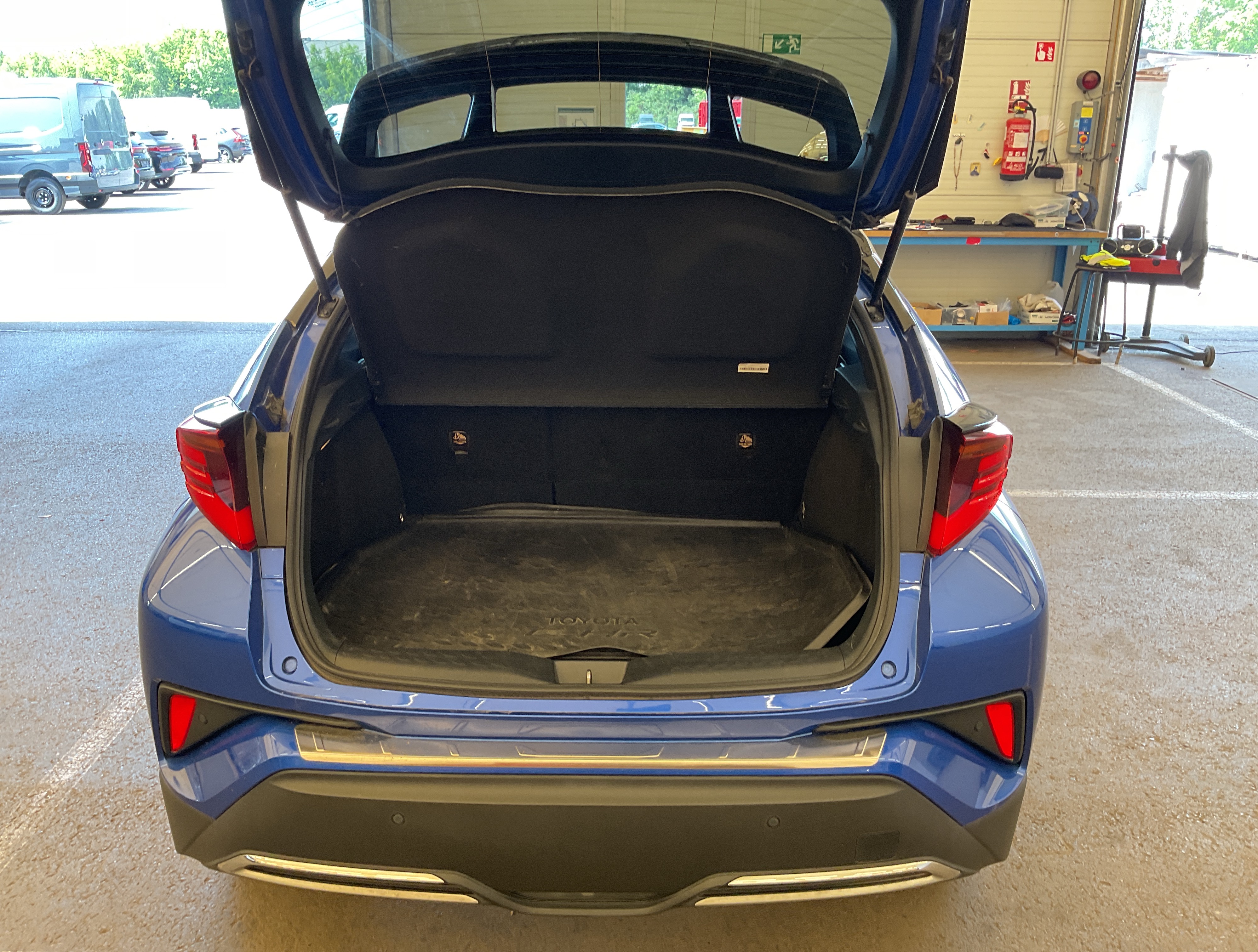 TOYOTA C-HR 2.0i VVT-i Hybrid C-Hic E-CVT photo