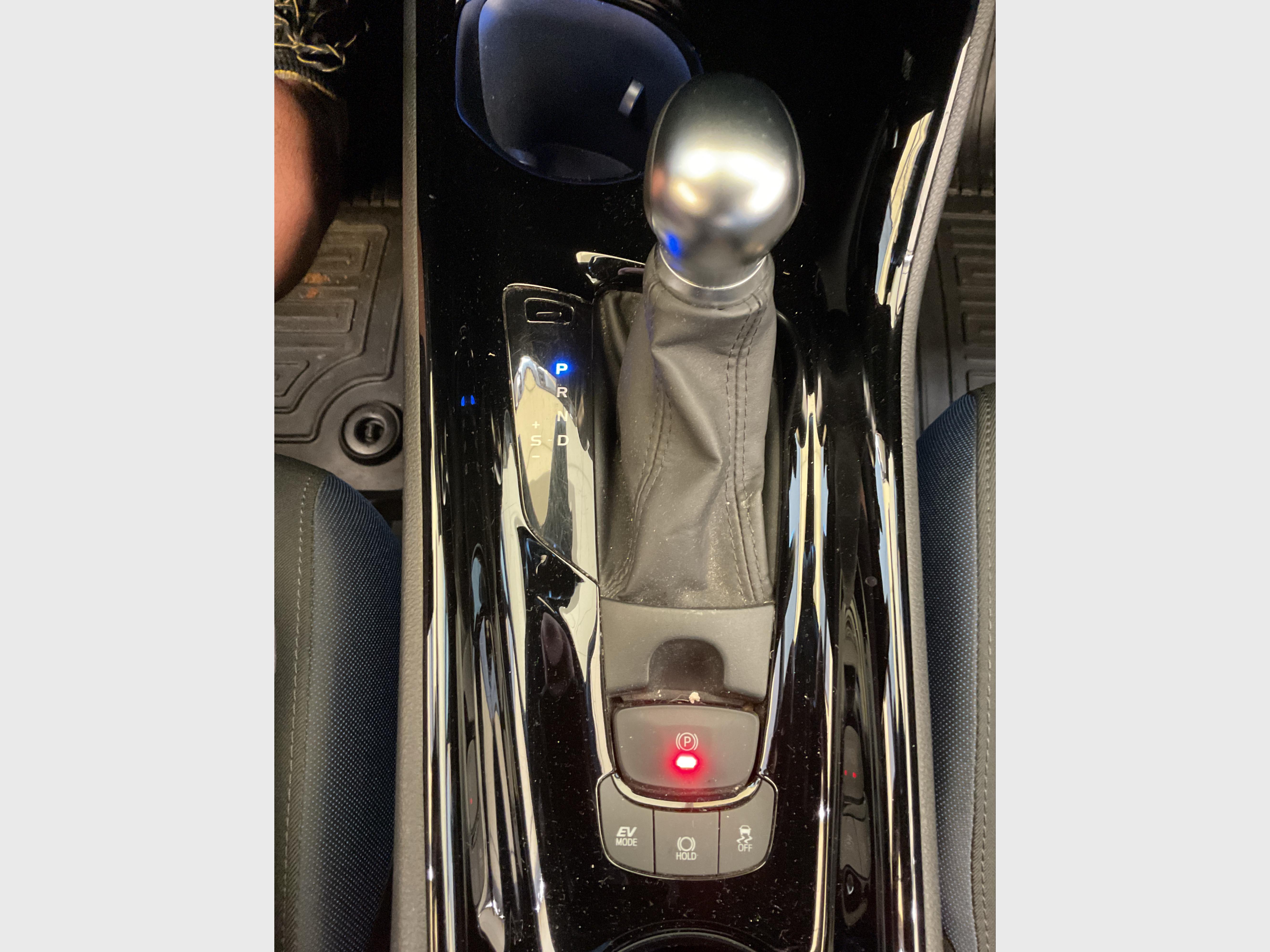 TOYOTA C-HR 2.0i VVT-i Hybrid C-Hic E-CVT photo
