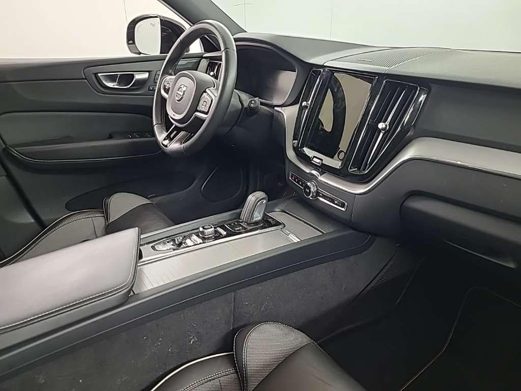 VOLVO XC60 Recharge T6 AWD R-Design 5D 251kW photo