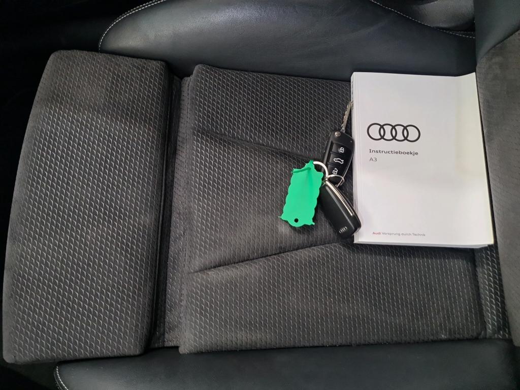 Audi A3 Limousine 12-19 Audi A3 Limousine 35 TFSI S tronic Advance Sport 4d photo