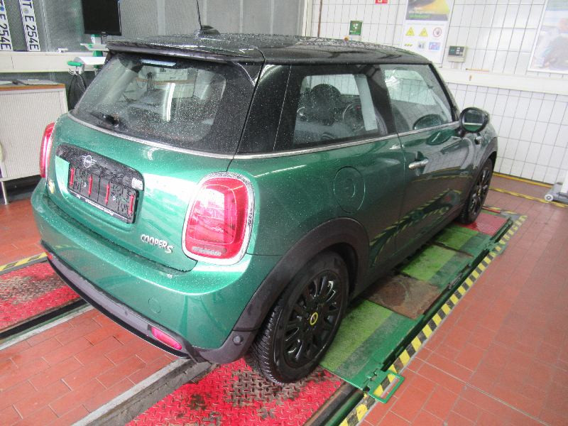 MINI Mini 3-trg. (F56)(2013->) DE - LimS3 SE, Cooper SE Classic Trim, (Facelift 2) 2021 - 2024 photo