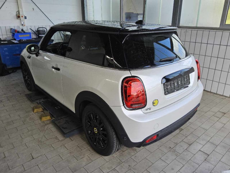 MINI Mini 3-trg. (F56)(2013->) DE - LimS3 SE, Cooper SE Classic Trim, (Facelift 2) 2021 - 2024 photo