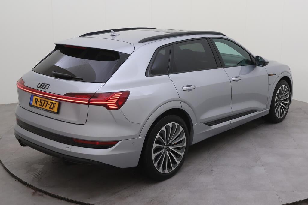 AUDI e-tron photo
