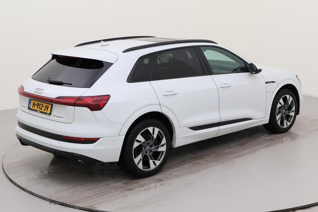 AUDI e-tron photo