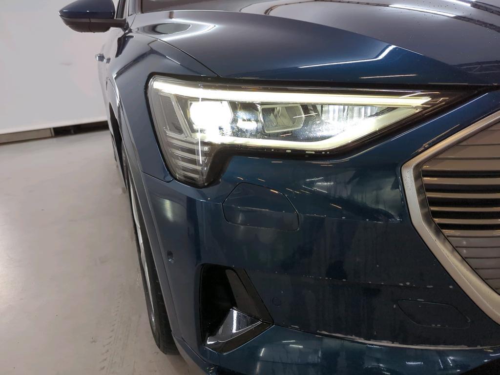 AUDI e-tron photo