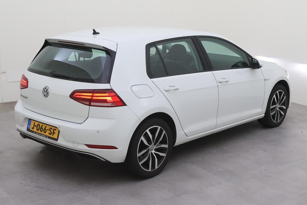 VOLKSWAGEN e-Golf photo