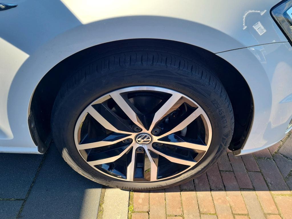 VOLKSWAGEN e-Golf photo