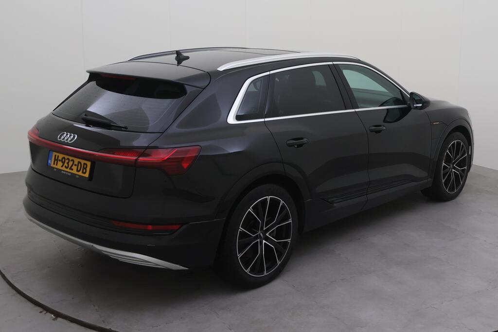 AUDI e-tron photo