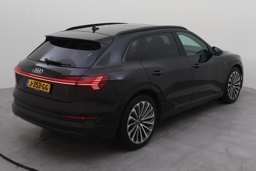 AUDI e-tron photo