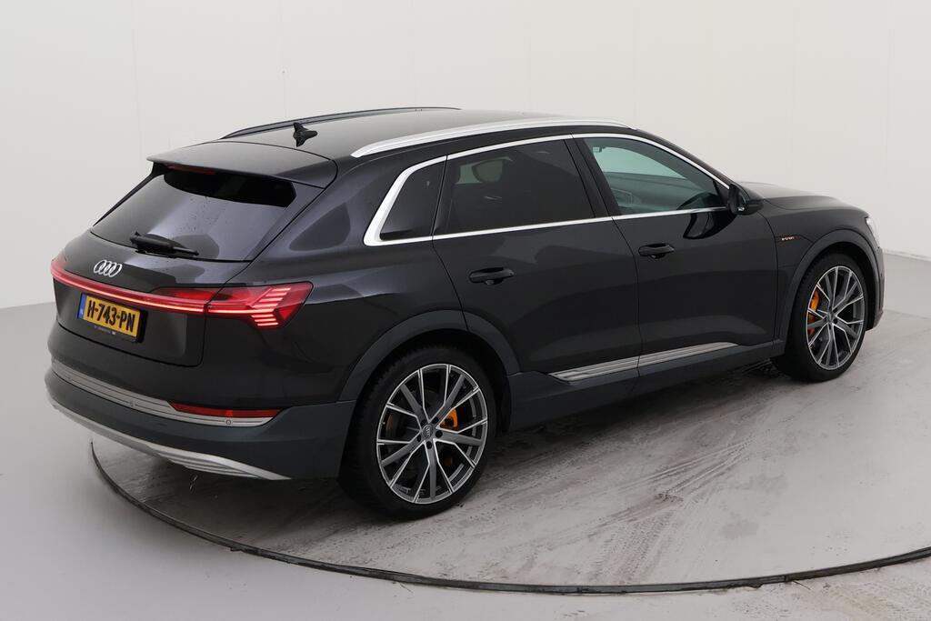 AUDI e-tron photo