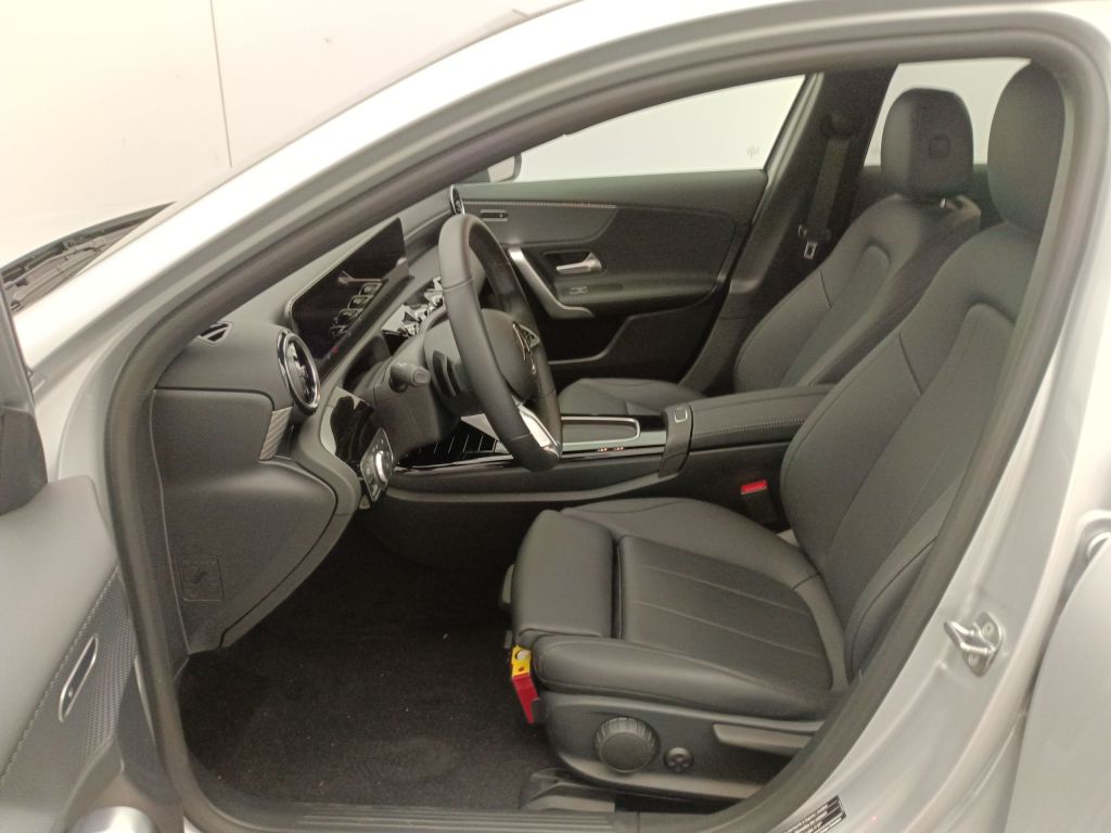 Mercedes-Benz A-Klasse A 250 e Luxury Line 5d photo