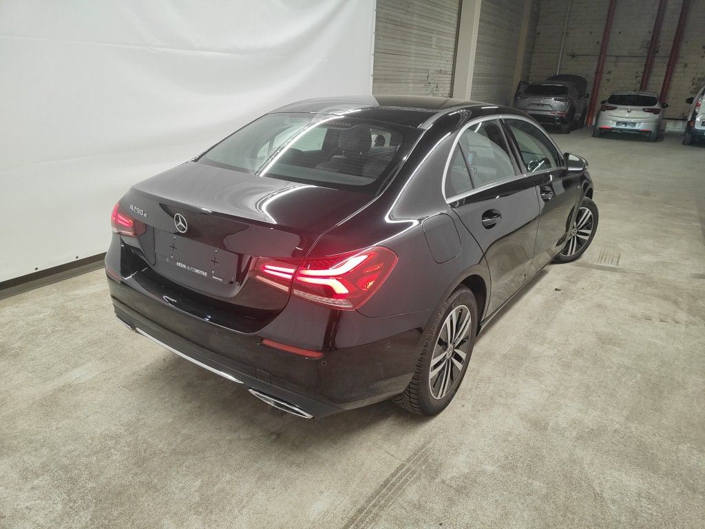 Mercedes-Benz A-Klasse Limousine A 250e Business Solution 4d photo