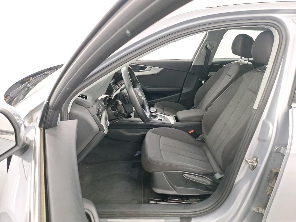 AUDI A4 AVANT 2.0 35 TDI 120KW S TR ATTRACTION B.E. Business Acoustic parking system voor photo