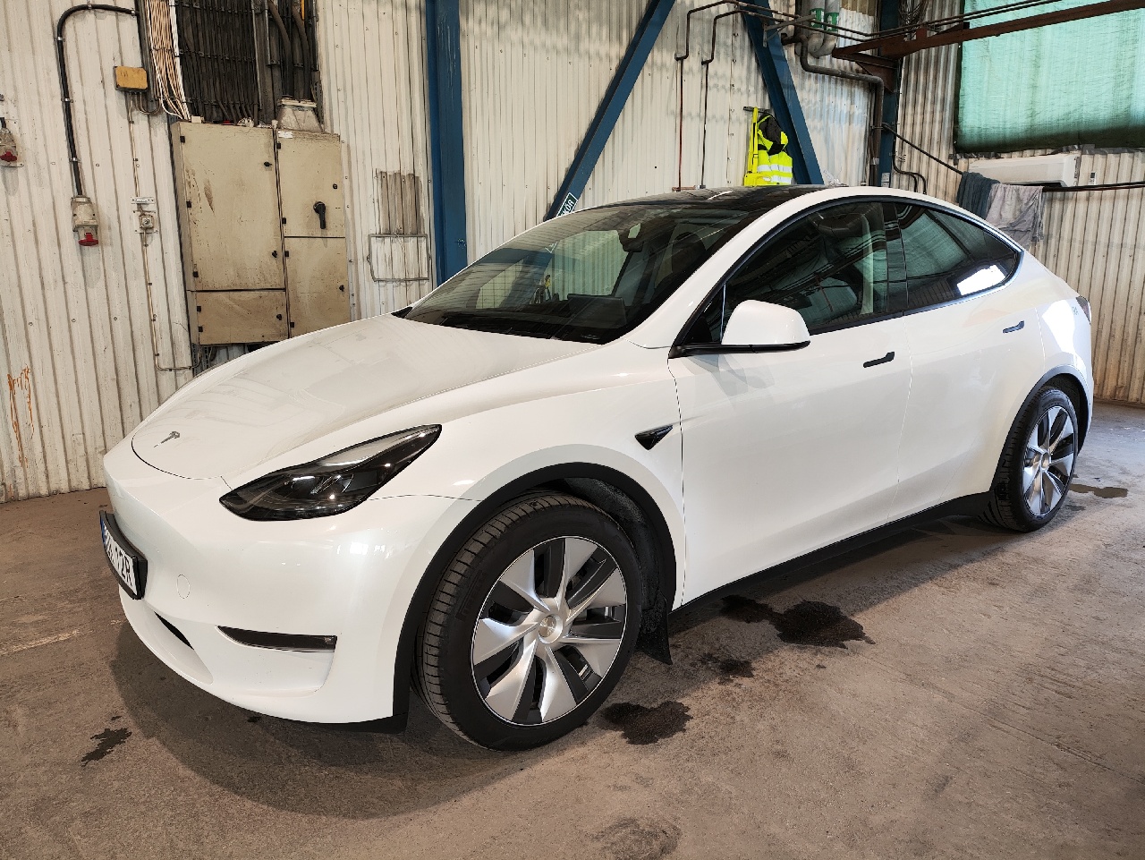 Tesla Pearl White, Autopilot, Dragkrok, Helsvart premiuminteriör MODEL Y LONG RANGE AWD, 514HK, 2023