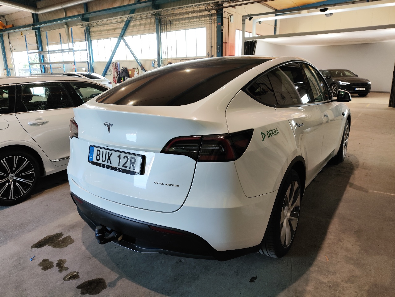 Tesla Pearl White, Autopilot, Dragkrok, Helsvart premiuminteriör MODEL Y LONG RANGE AWD, 514HK, 2023 photo