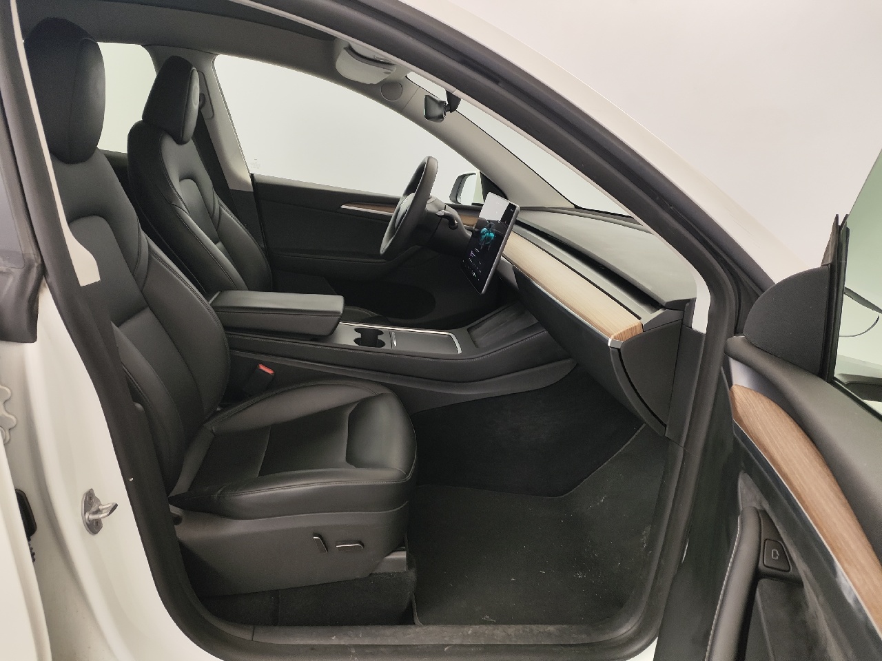 Tesla Pearl White, Autopilot, Dragkrok, Helsvart premiuminteriör MODEL Y LONG RANGE AWD, 514HK, 2023 photo