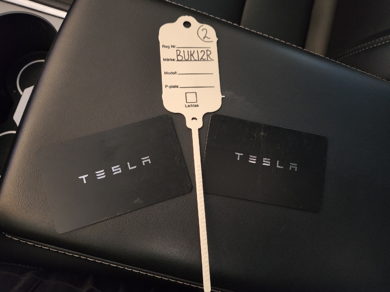Tesla Pearl White, Autopilot, Dragkrok, Helsvart premiuminteriör MODEL Y LONG RANGE AWD, 514HK, 2023 photo