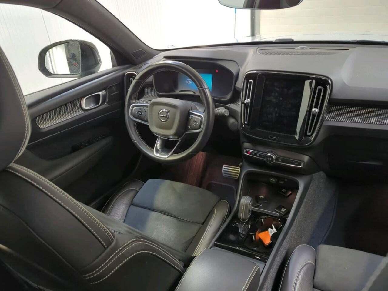 VOLVO XC40 Recharge P8 AWD RDes photo