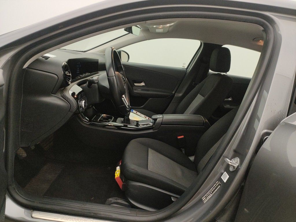 Mercedes-Benz A-Klasse Limousine A 180d Business Solution 4d photo