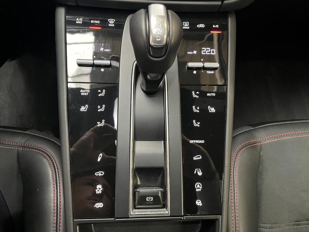 PORSCHE Macan GTS Macan GTS (MY24) photo