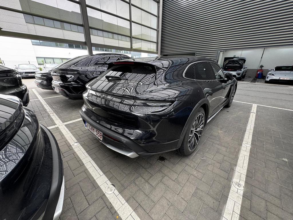 PORSCHE Taycan Cross Turismo Taycan 4S Cross Turismo (MY23) photo