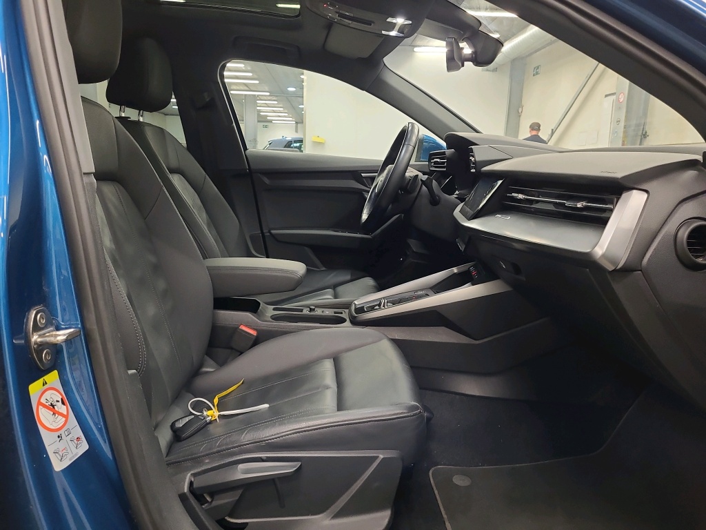 AUDI - AUD A3 SB 40 TFSI e 204PK Advanced Pack Business Plus & Led Lights & Rear View Camera & Pano Roof * HYBRID * photo