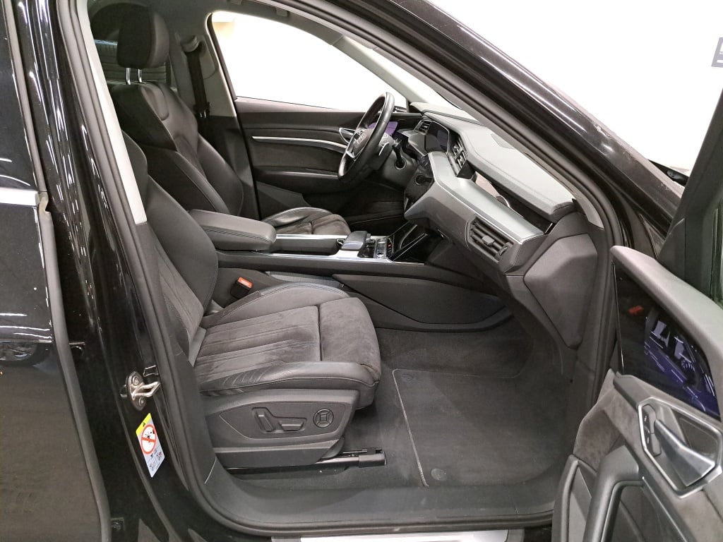 AUDI - AUD E-TRON 55 Quattro 408PK Advanced Pack Business Plus With Sport Seats & Technology & Assistance Tour & Auxiliary Heater & Removable Trailer Hook & Open Sky & 21 Inch * ELECTRIC * photo