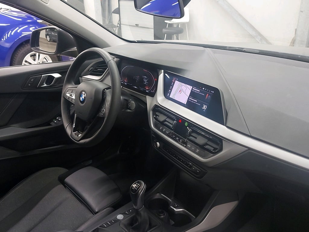 BMW - BMW 1 HATCH 116d 116PK Advantage With Sport Seats & PDC Front & Rear photo