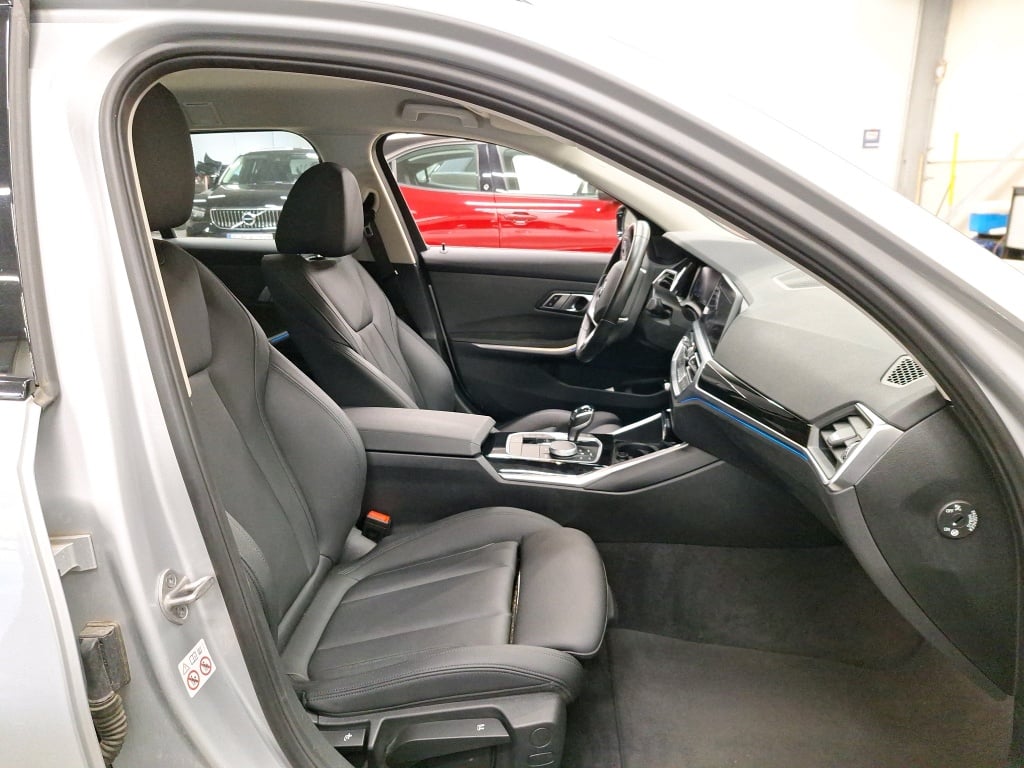 BMW - BMW 3 TOURING 330e 292PK Sport Business Edition With Heated Seats & Active Cruise Control * HYBRID * photo