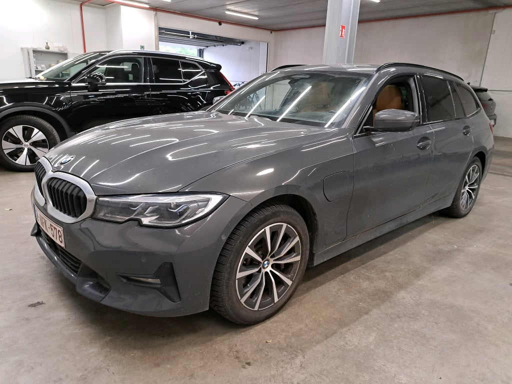 BMW - BMW 3 TOURING 330e 292PK Sport Pack Business Plus With Vernasca Leather &amp; Comfort &amp; Travel  &amp; Innovation &amp; Harman Kardon &amp; Driving Assistant Professional &amp; Trailer Towing Hook * HYBRID *