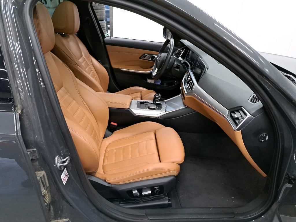 BMW - BMW 3 TOURING 330e 292PK Sport Pack Business Plus With Vernasca Leather & Comfort & Travel & Innovation & Harman Kardon & Driving Assistant Professional & Trailer Towing Hook * HYBRID * photo
