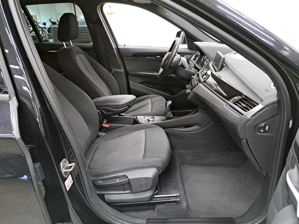 BMW - BMW X1 sDrive18i 136PK Advantage Pack Business & Travel & Adaptive Suspension & Comfort & Trailer Towing Hook * PETROL * photo