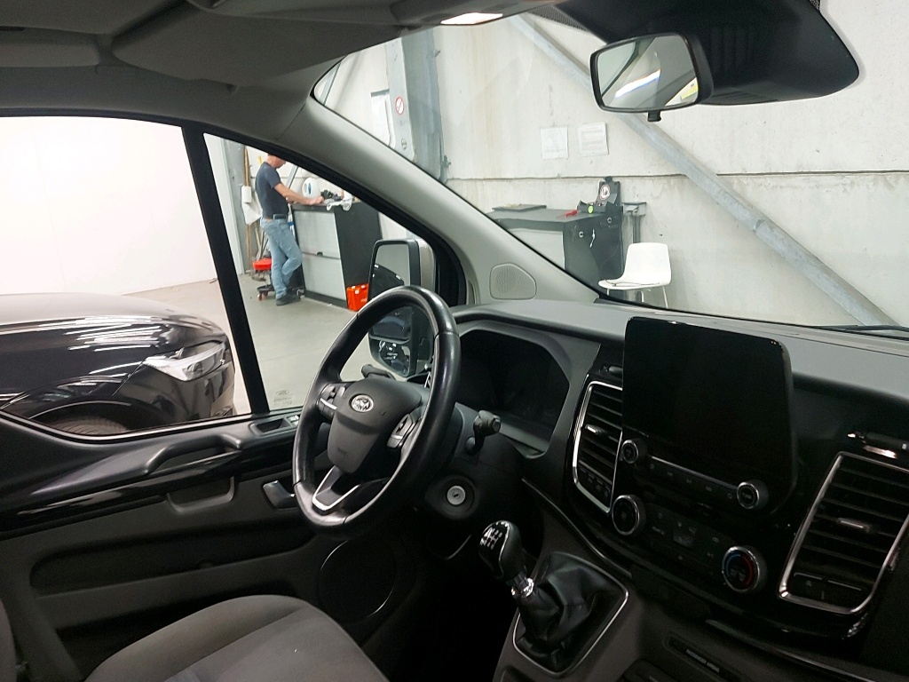 FORD - FOR TOURNEO CUSTOM 320S 2.0TD 130PK M6 FWD Titanium With Adaptive Cruise & Trailer Hook photo