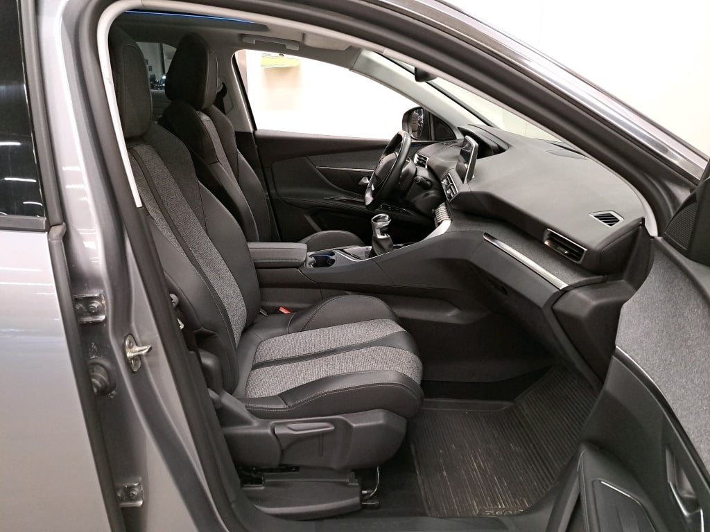 PEUGEOT - PEU 5008 BlueHDi 130PK Allure With Two Removable Seats & Full Led & VisioPark I & Glass Pano Roof photo