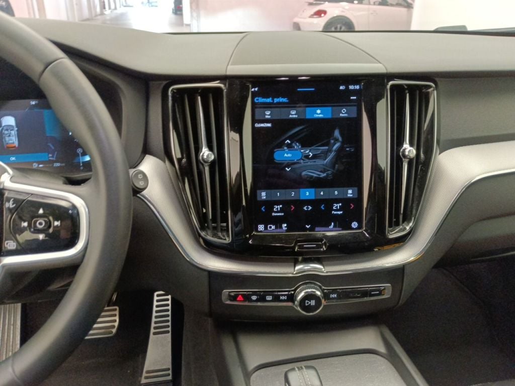 VOLVO XC60 DIESEL - 2021 2.0 B4 197 MHEV R-Design 5d photo