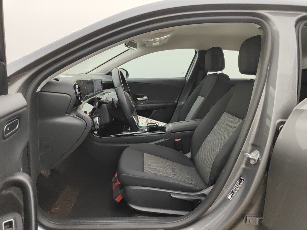 Mercedes-Benz A-Klasse Limousine A 200d Business Solution Limited 4d photo