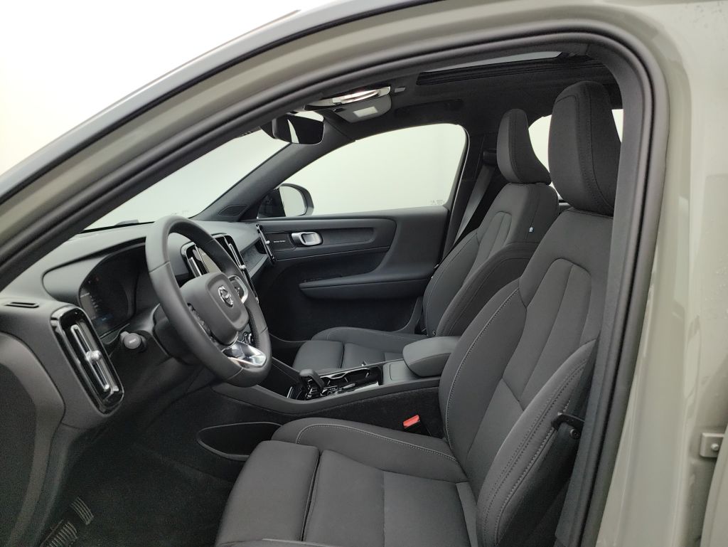 VOLVO E-XC40 - 2022 69 kWh 231hp FWD Recharge Ultimate 5d photo
