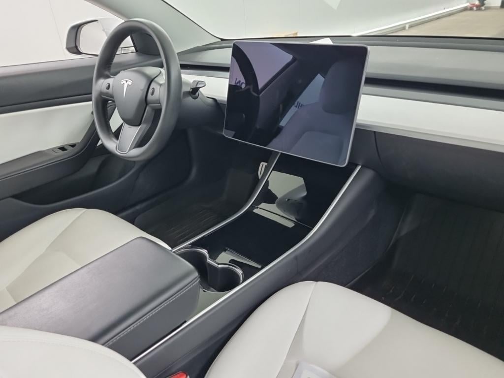 Tesla Model 3 Performance Dual Motor AWD 4D 360kW photo