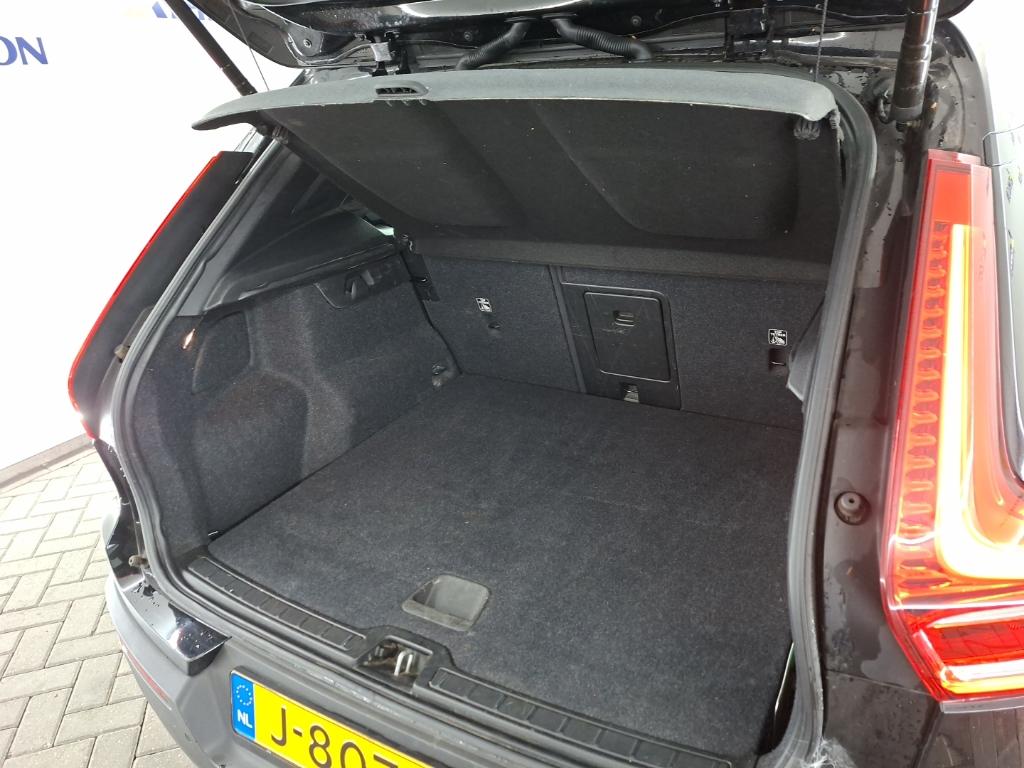 VOLVO XC40 T2 Momentum Pro 5D 95kW photo