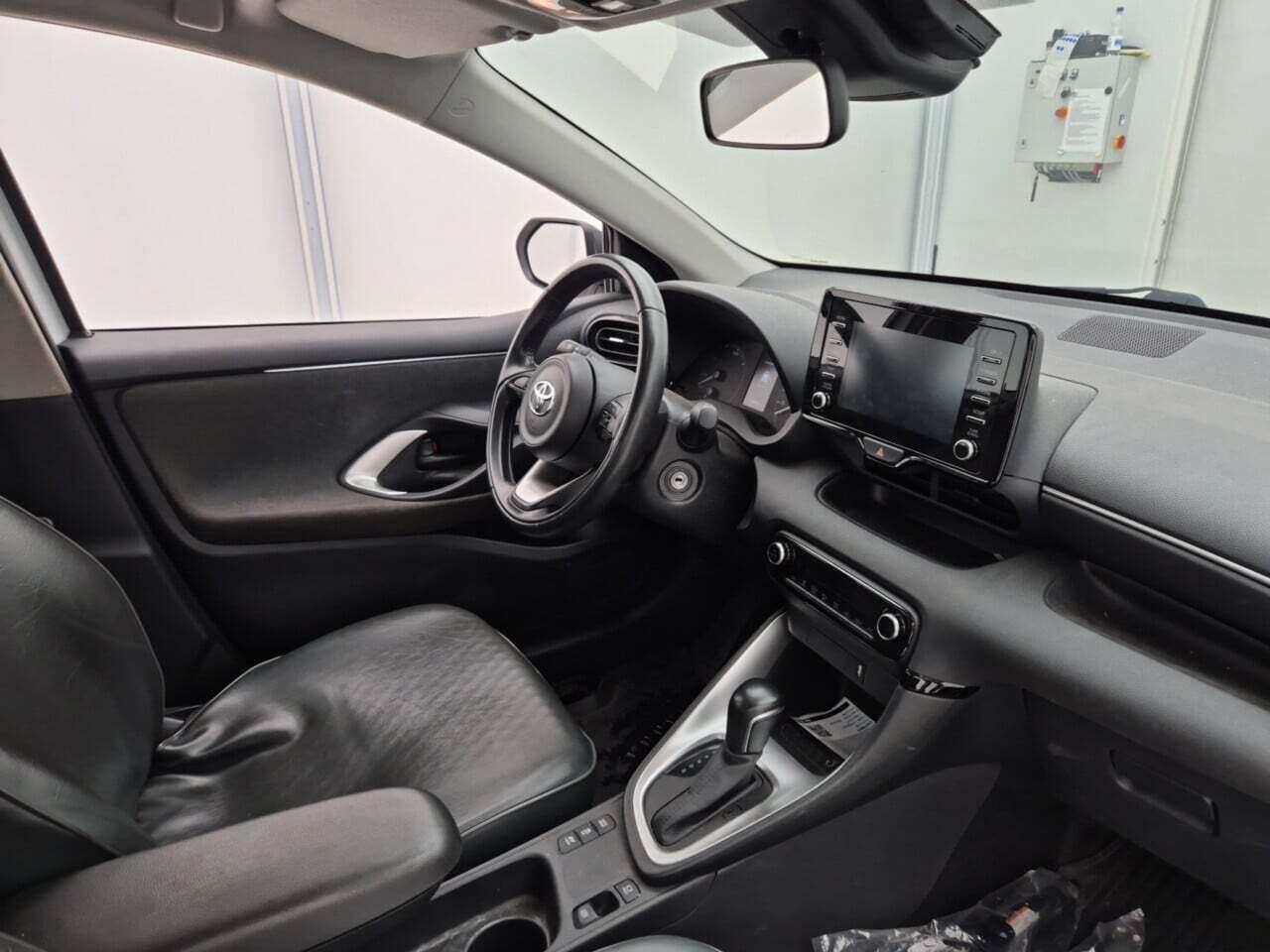 TOYOTA Yaris 1.5 Hybrid Active CVT photo