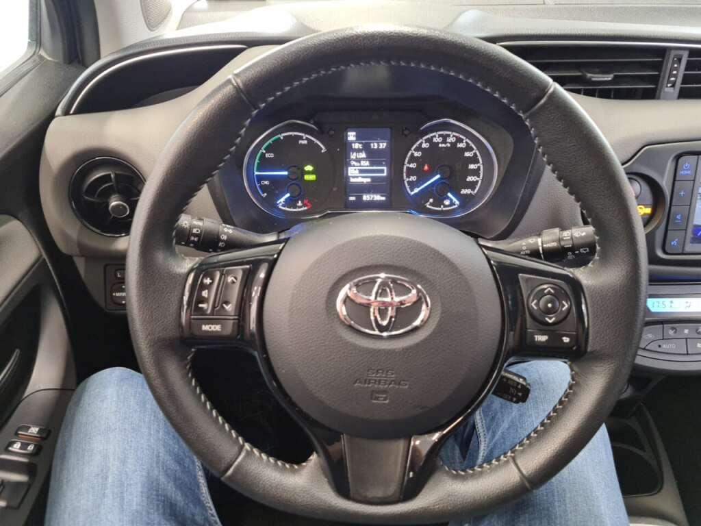 TOYOTA Yaris 1.5 Hybrid Dynamic CVT photo