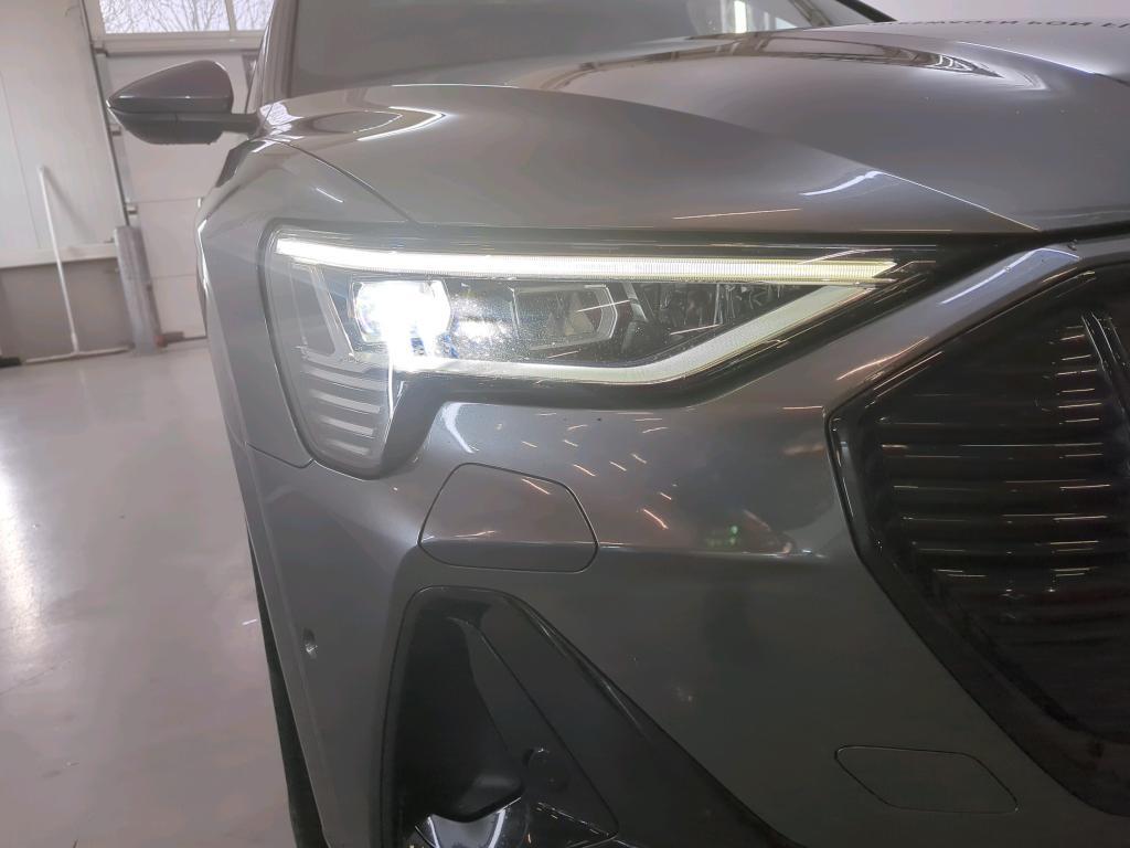 AUDI e-tron photo