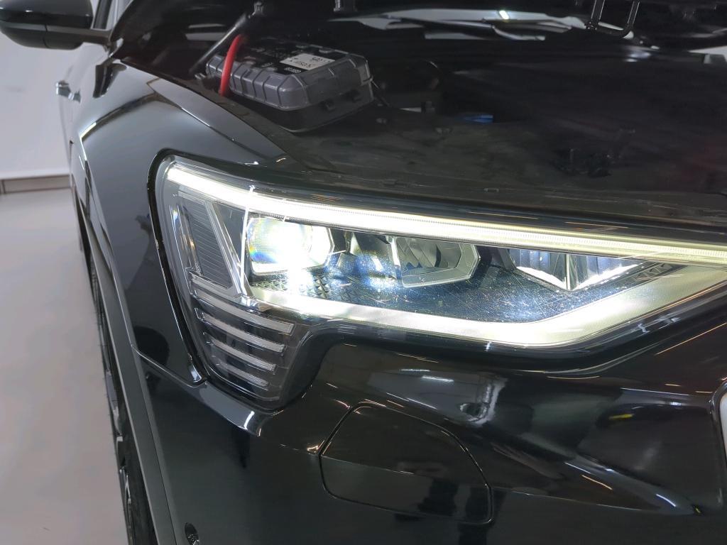 AUDI e-tron photo