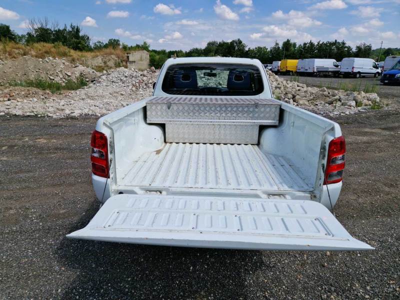 MITSUBISHI L200 / 2015 / 4P / PICKUP 2.4 DI-D CLUB CAB INVITE photo